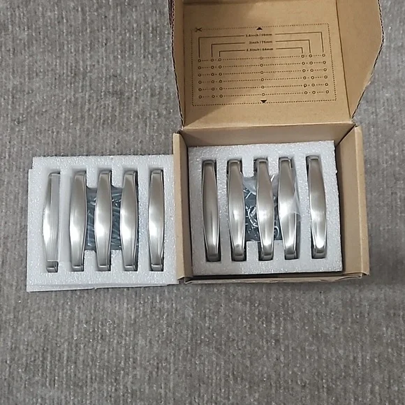 Cabinet pulls - Picture 2 of 5